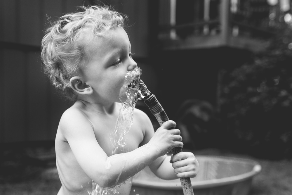 documentary family photography drinking from the hose