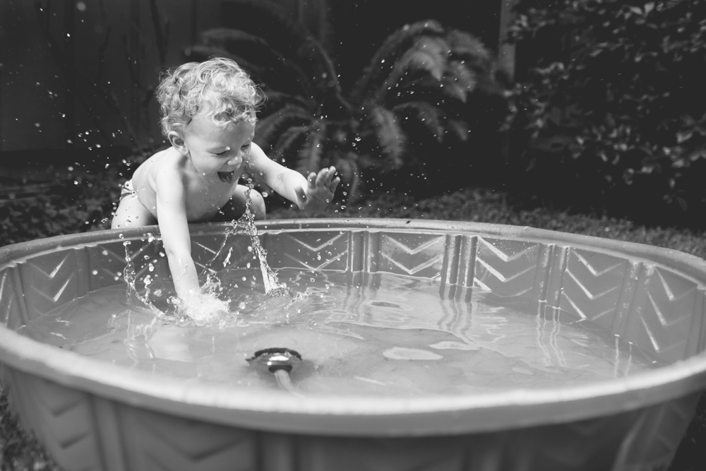 documentary family photography splashing in the kiddie pool