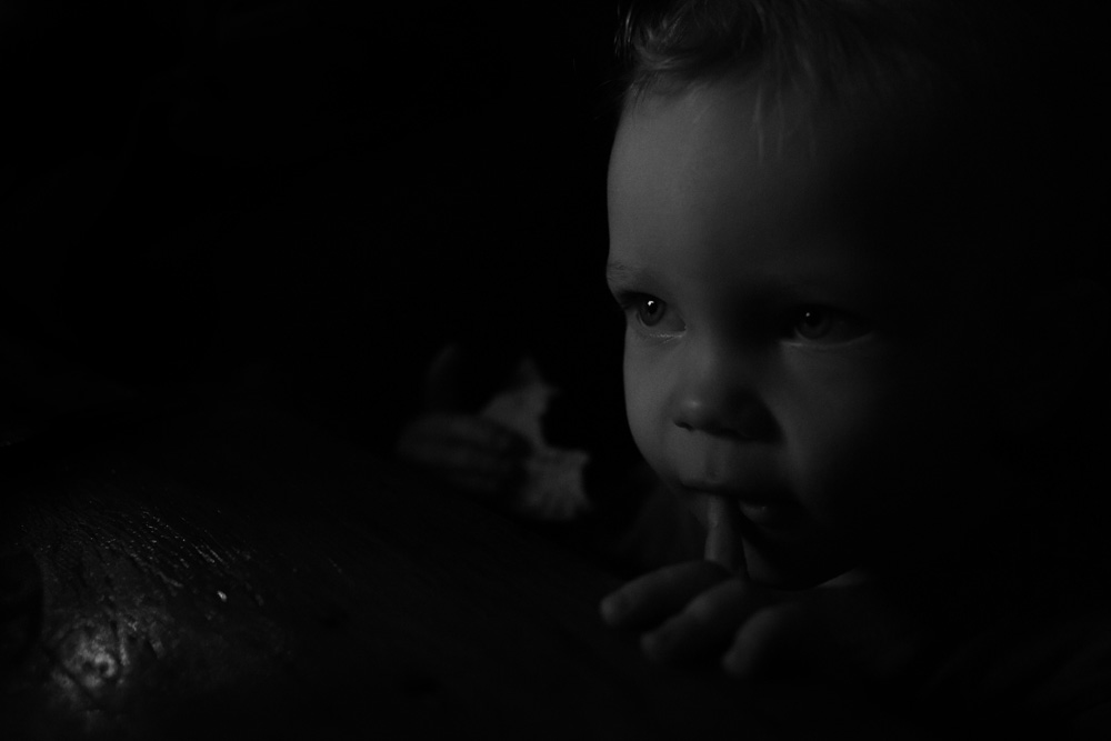 documentary family photography - toddler in the dark