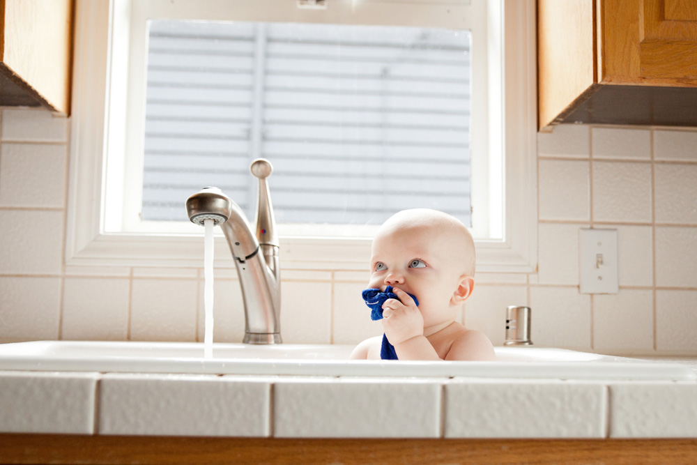 documentary family photography - sink bath baby